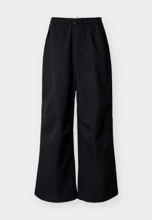 Melnas plašas bikses ar elastīgu jostasvietu, ar sānu kabatām un gludu tekstūru. Izstrādātas komfortam un ērtai kustībai.