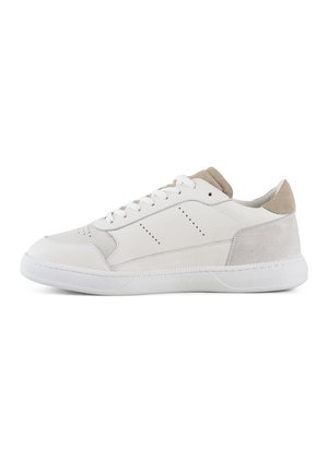 Baskets blanches en cuir avec des accents en daim gris, bout rond, design perforé, semelle en caoutchouc blanche et lacets plats. Style minimaliste.