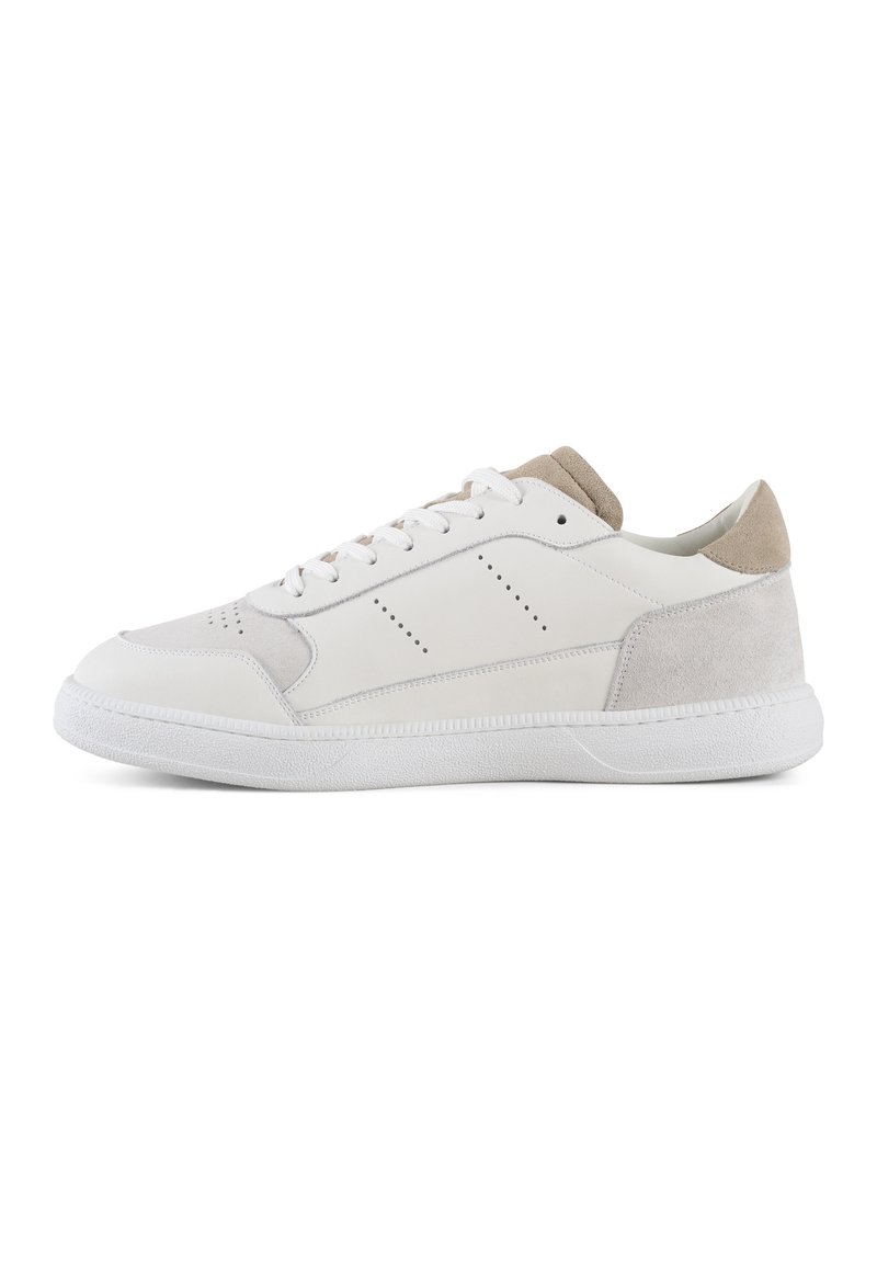 Zapatillas de cuero blancas con detalles en ante gris, puntera redonda, diseño perforado, suela de goma blanca y cordones planos. Estilo minimalista.