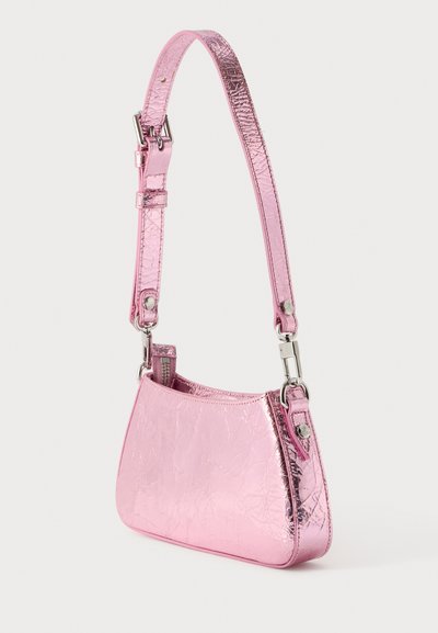 Ružová metalická kabelka s zaobleným tvarom, lesklým povrchom, striebornými kovaniami a nastaviteľným popruhom. Má zipsové otvorenie.