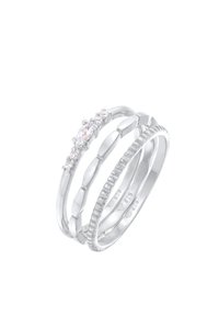 Set di anelli in argento sterling composto da tre bande: una con una pietra tagliata a marquise, una con un design testurizzato e una con piccole scanalature.