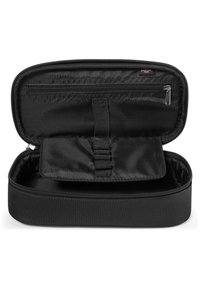 Estuche negro con cremallera y exterior suave, bolsillo de malla interno, bandas elásticas y forro suave para el almacenamiento seguro de objetos.