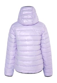 Lys lilla pufferjakke med vandret syninger, hætte og sort kant. Materialet ser skinnende ud med en glat tekstur.