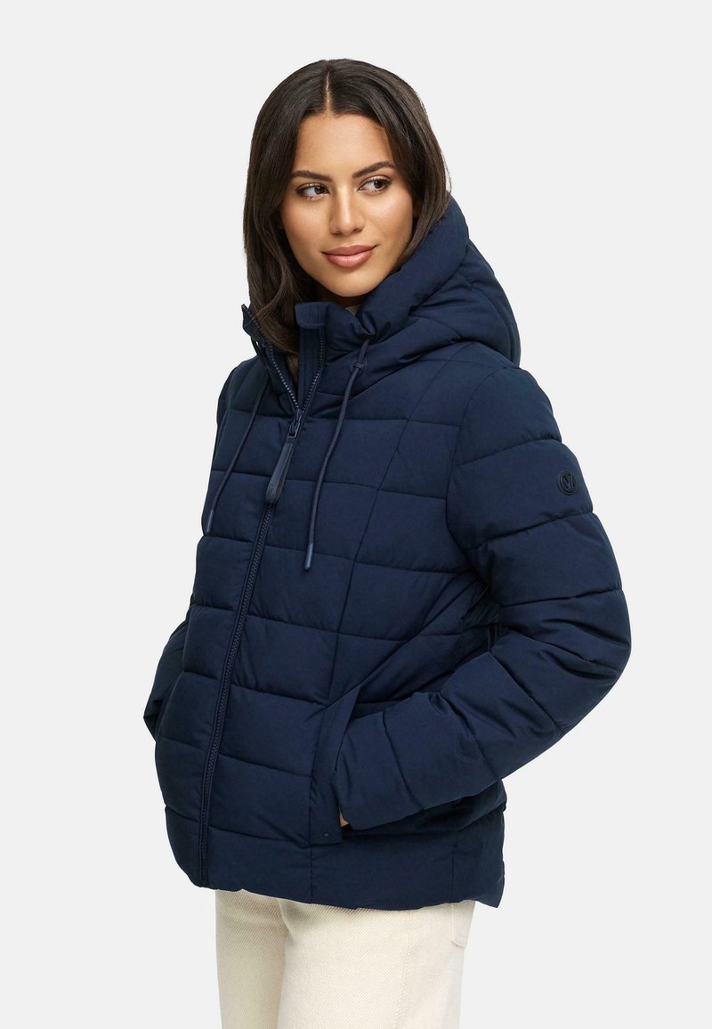 Marineblauwe gewatteerde pufferjack met capuchon, voorzien van een voorrits, verstelbare trekkoorden en een logopatch op de mouw.