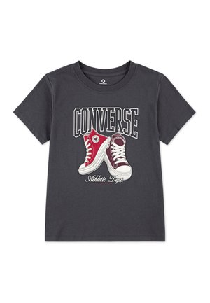 Grå t-skjorte med et grafisk motiv av to Converse-sko, en rød og en kastanjebrun, med "CONVERSE" og "Athletic Dept." trykt over.