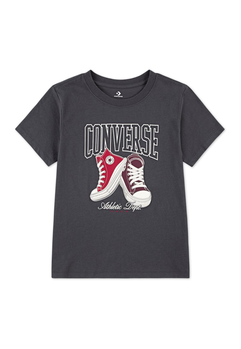 Pelēks T-krekls ar grafiku, kas attēlo divus Converse apavus, viens sarkans un otrs bordo, ar uzrakstiem "CONVERSE" un "Sporta nodaļa" virs tiem.