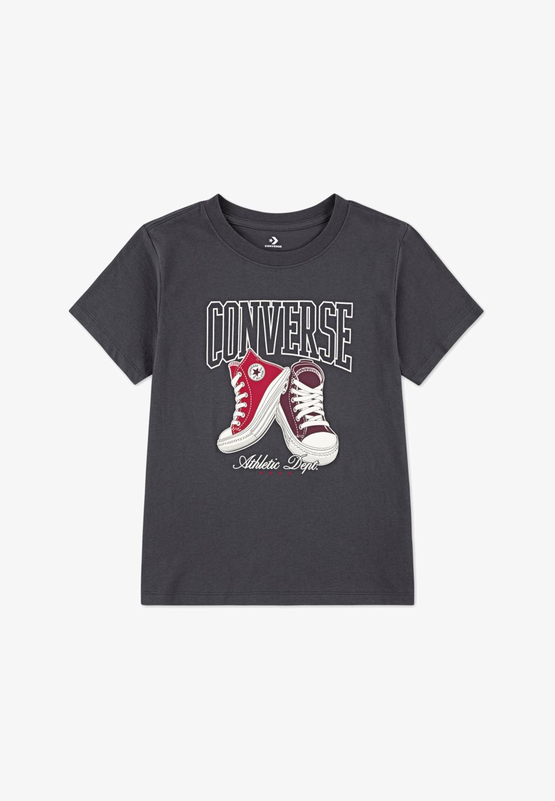 Pilkas marškinėliai su grafika, vaizduojančia dvi Converse batus, vienus raudonus ir kitus bordo, su užrašais "CONVERSE" ir "Sporto departamentas" viršuje.