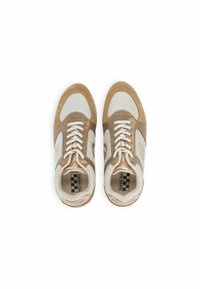 Beige en tan sneakers van mesh en suède materiaal, met witte veters, logo-accenten en een geruite binnenzool.