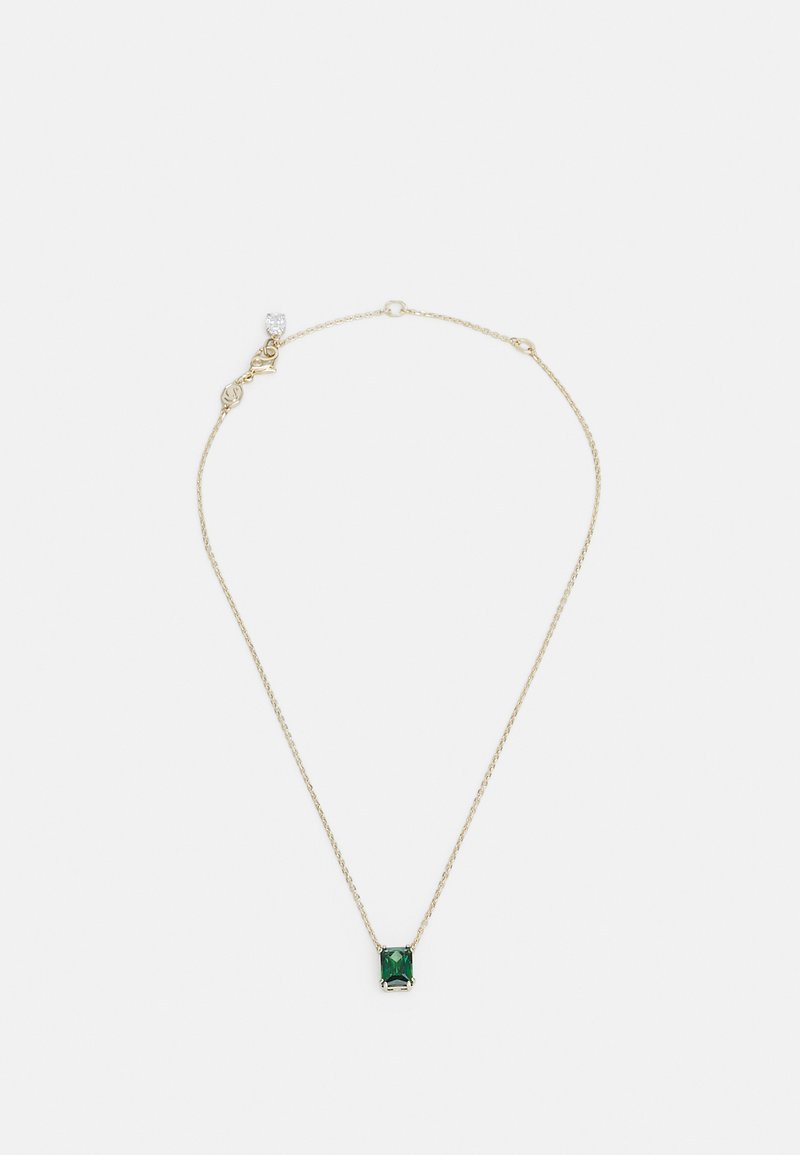 Collar de cadena dorada con un colgante rectangular verde en engaste de garras y pequeño detalle acentuado, textura suave y eslabones delicados.