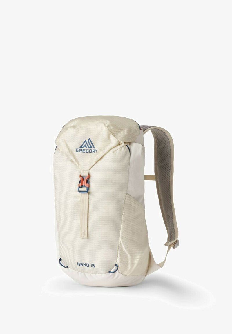 Hellbeiger Rucksack mit strukturiertem Stoff, verstellbaren grauen Gurten, einem blauen Logo und einer leuchtend orangefarbenen Schnalle. Kompaktes Design für den täglichen Gebrauch.