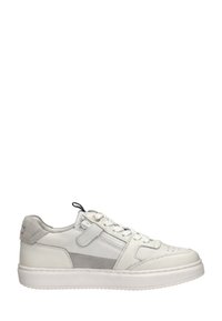 Witte leren sneaker met een grijze suède accenten, ronde neus, vetersluiting en gedetailleerde textuurpanelen. Stevige rubberen zool.
