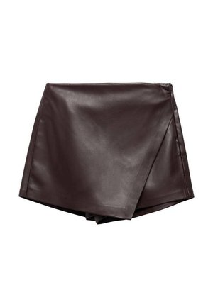 Gonna avvolgente in finta pelle marrone con una finitura liscia e un taglio diagonale, caratterizzata da bordi puliti e una chiusura con zip laterale.
