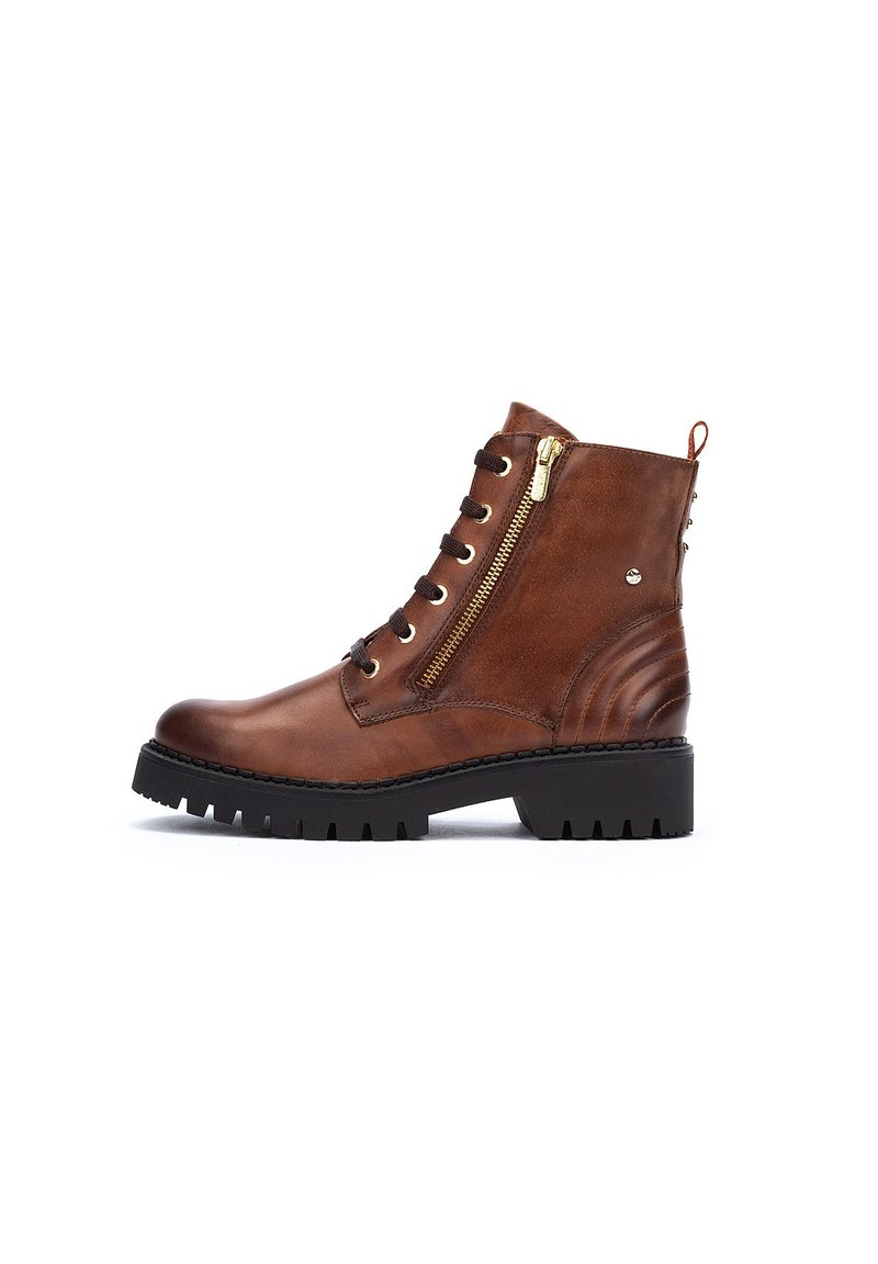 Bottines en cuir marron avec zip sur le côté, lacets à l'avant et semelle en caoutchouc noir épais. Présentent un panneau texturé et des accents en métal doré.