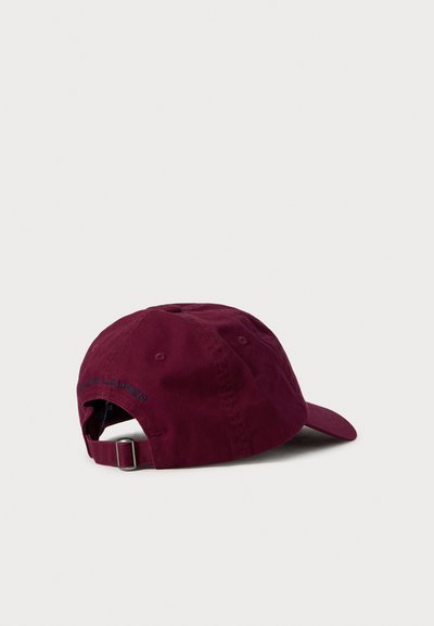 Cappellino da baseball bordeaux con cinturino regolabile e "Ralph Lauren" ricamato sul retro, esposto su uno sfondo bianco.