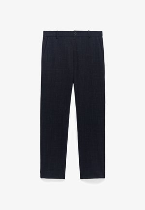 Dunkelblaues Hosen mit strukturiertem Finish, ausgestattet mit einem Reißverschluss und Knopfverschluss, schrägen Fronttaschen und klassischem geradem Bein.