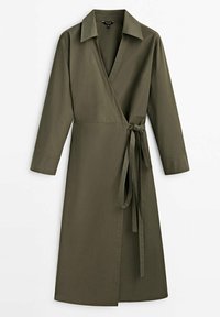 Robe portefeuille en tissu vert olive, avec un col à revers, des manches longues et une taille cintrée par un lien. Texture lisse avec des lignes épurées.