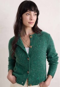 Zelený kardigan vyrobený z texturované pleteniny, s výstřihem do V, dlouhými rukávy a dřevěnými knoflíky, s jemnými skvrnami světlejší zelené barvy.