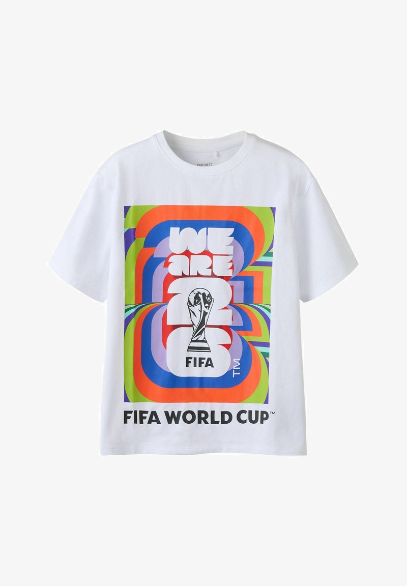 Λευκό T-shirt με πολύχρωμο κείμενο σε ρετρό στυλ "We Are One", γραφικό του τροπαίου του Παγκοσμίου Κυπέλλου FIFA και κείμενο "FIFA World Cup" στο κάτω μέρος.