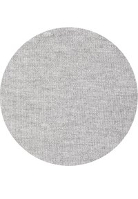 Tissu tricoté gris en forme circulaire, présentant une texture douce avec un motif chiné subtil et une répartition uniforme des points.