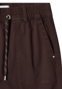 Pantalon à taille élastique marron avec cordon à l'avant, passants de ceinture et poche latérale inclinée avec détail rivet.