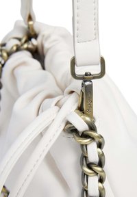 Valkoinen nahkainen käsilaukku, jossa on rypytetty muotoilu, hopea- ja kultaketjusomiste sekä tukevasti kiinnitetty hihna.
