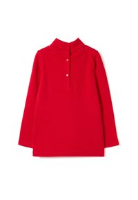 Camisa polo roja de manga larga con un cuello alto y tapeta de tres botones. Tejido suave con una textura lisa y sin patrones visibles.