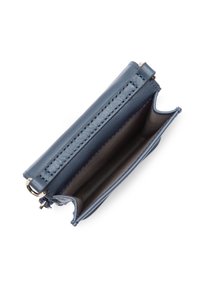 Portafoglio in pelle blu scuro con un texture liscia, dotato di chiusura con zip superiore e cuciture in vista. L'interno è beige con un design semplice.