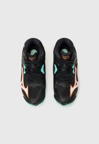 Pantofi sport negri cu accente strălucitoare de portocaliu și teal. Superior din plasă, vârful rotund și talpa amortizată cu un model de profil vizibil.