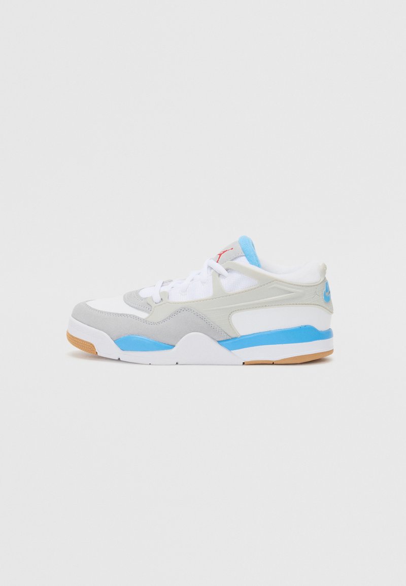 Sneaker bianca con suede grigio e accenti blu, caratterizzata da un colletto imbottito, linguetta in rete e suola in gomma. Dettaglio logo rosso sulla linguetta.