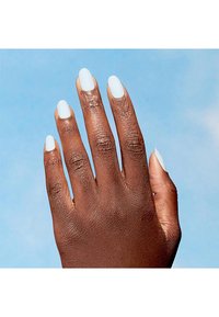Vijf vingers van een hand met een donkere huidtint, voorzien van gladde, lichtblauwe nagellak op elke nagel. De achtergrond is lichtblauw.