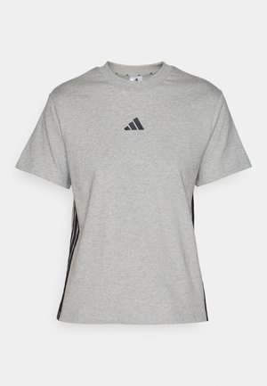 Siva bombažna majica s kratkimi rokavi, s črnim logotipom Adidas na sredini in črnima stranskima črtama na vsakem rokavu.