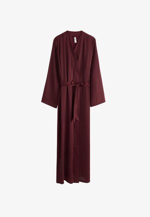 Accappatoio in satin marrone con maniche lunghe, design avvolgente e cintura annodata. Caratterizzato da una texture liscia e un taglio fino al pavimento.