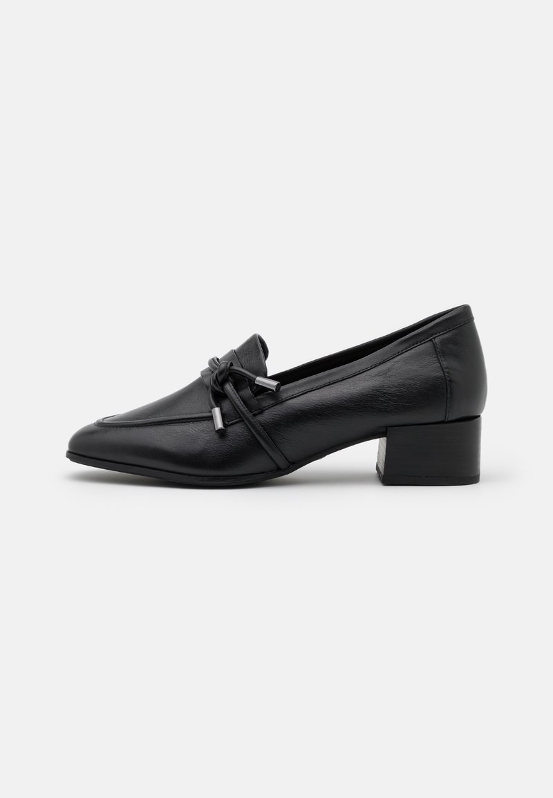 Mocassin en cuir noir à talon bas avec un bout pointu, détail noué et texture lisse. Finition polie avec un talon bloc.
