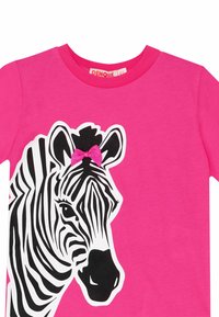 Rosa Baumwoll-T-Shirt mit einem schwarz-weißen Zebramuster und einem kleinen rosa Schleifenakzent auf dem Kopf des Zebras. Runder Halsausschnitt.