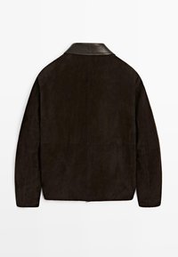 Giacca in suede marrone con colletto in pelle, caratterizzata da una vestibilità rilassata e una texture liscia. Il retro presenta un design minimalista.