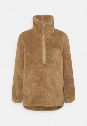 Pull polaire doux marron avec un col haut et une fermeture éclair frontale sur la moitié, manches longues et poche kangourou à l'avant.