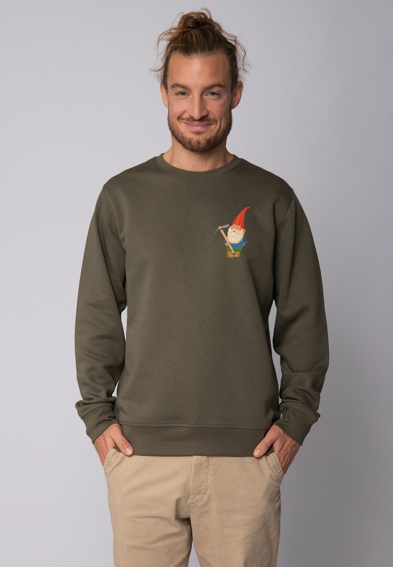Olivenfarbener Sweatshirt aus Baumwolle mit einem bunten Gartenzwerg-Design auf der Brust. Runder Ausschnitt und gerippte Bündchen.