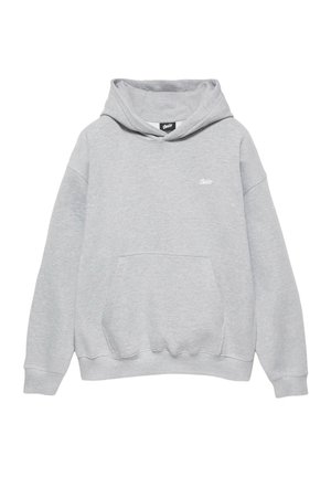 Hellgrauer Kapuzenpullover mit vorderer Kängurutasche und kleinem weißen Logo auf der linken Brust.