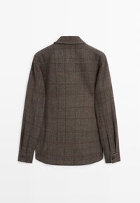 Brunternet skjorte med lange ærmer, der har en klassisk krave og knapmanchetter. Lavet af tekstureret stof med et ternet mønster.