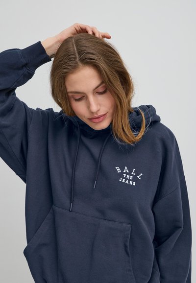Felpa blu navy realizzata in tessuto misto cotone, con tasca frontale, cappuccio regolabile con cordino e logo testuale "BALL JEANS" bianco.