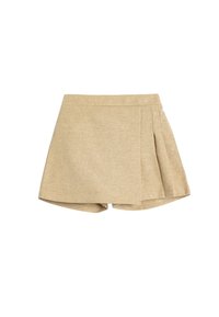 Beige, gegoten shorts met een wikkelontwerp en plooien. Heeft een aansluitende taille en een zoom die lichtjes rondloopt aan de onderkant.