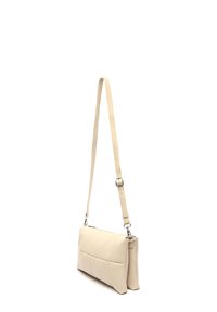 Beige leren schoudertas met een gequilt ontwerp, rechthoekige vorm, verstelbare schouderriem en zilverkleurige hardware. Gladde textuur.
