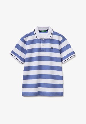 Kurzärmliges Poloshirt mit breiten horizontalen blauen und weißen Streifen, weißem Kragen mit schwarzem Rand und kleinem schwarzem Logo auf der Brust.