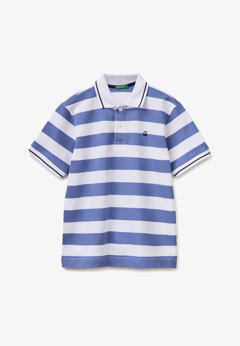 Polo de manga corta con amplias franjas horizontales azules y blancas, cuello blanco con ribete negro y un pequeño logotipo negro en el pecho.