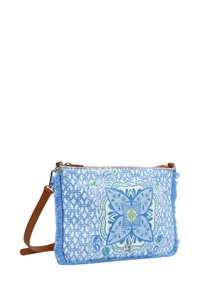 Borsa a tracolla blu e bianca con motivo a frange, cinturino in pelle e design floreale, con forme geometriche e accenti verdi.