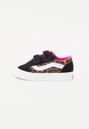 Zapatillas con estampado de leopardo negro y naranja, con correas de velcro, acentos blancos y un forro rosa. Presentan una suela de goma blanca y una parte superior texturizada.