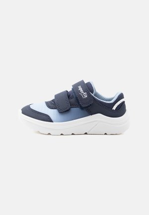 Hellblauer und marineblauer Sneaker für Kleinkinder mit weißer Sohle, ausgestattet mit zwei marineblauen Klettverschlüssen und dem Markennamen "superfit" auf dem oberen Riemen.