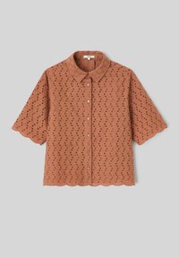 Blouse marron à manches courtes avec boutons, en tissu ajouré, bords festonnés et col pointu.