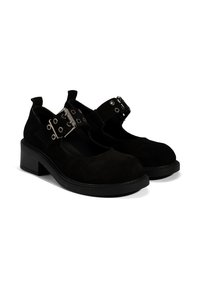 Zwarte suède schoenen met een ronde neus, open zijkanten, een gespstrahp en een stevige hak. Voorzien van zilveren hardwareaccenten.