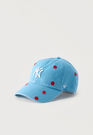 Šviesiai mėlyna beisbolo kepuraitė su baltu "NY" logotipu ir mažais raudonais obuolių raštais siuvinėtais aplink kepurę.